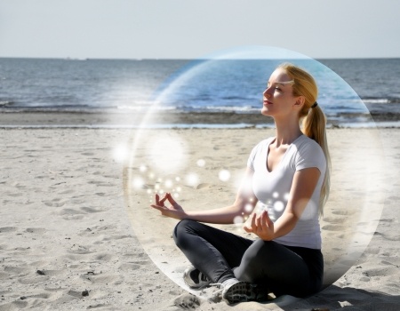 frau meditiert in seifenblase wohlfühlort selbsthypnose